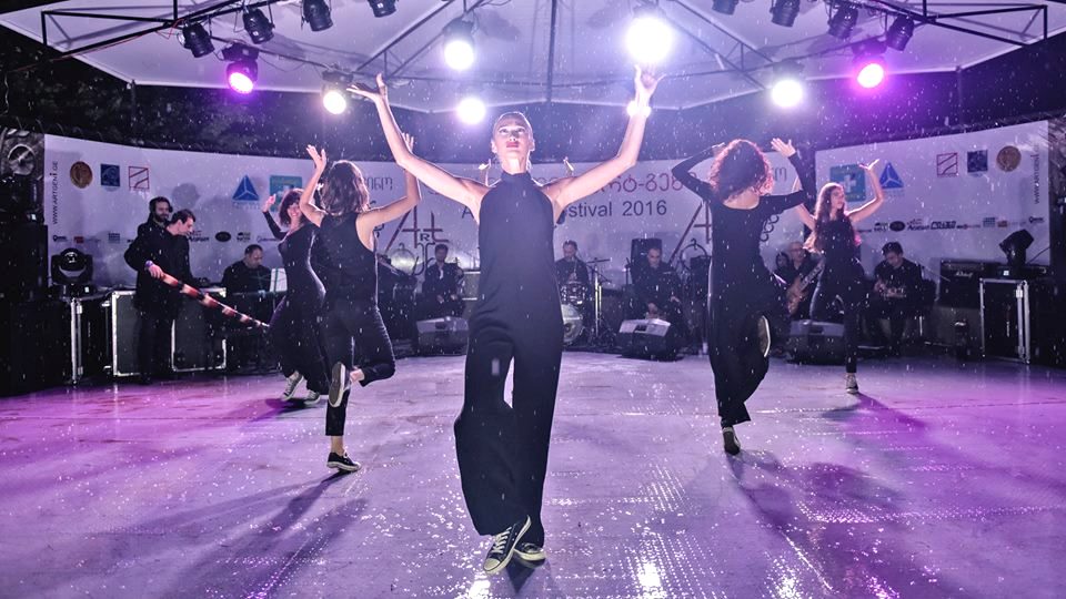 Sukhishvili ensemble performs under the rain at Art Gene festival geotv.ge